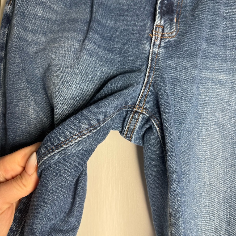 American Eagle Stretch Mom Jean in Easy Breezy Blue Distressed Frayed 8 Long - Picture 7 of 14
